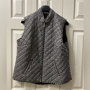Women’s Black & White Houndstooth Vest; Size Large; Karen Scott. Polyester blend